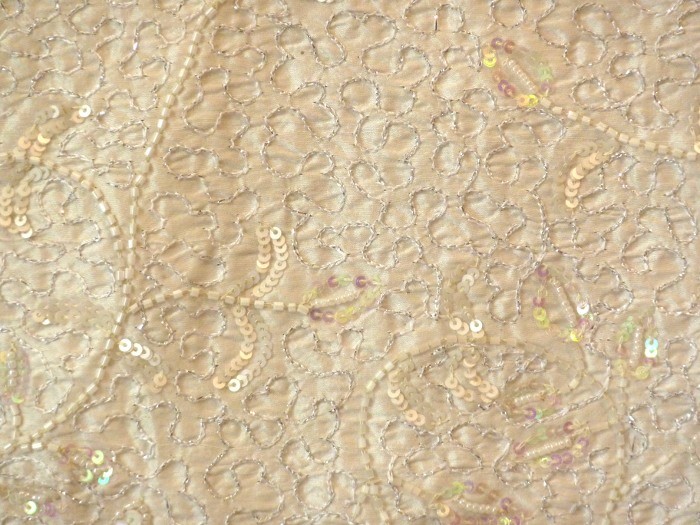 Tissu soie sauvage écrue richement brodée de paillettes et perles