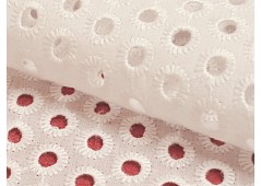 Broderie anglaise à oeillets