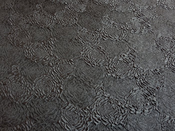 Tissu broché de roses noires