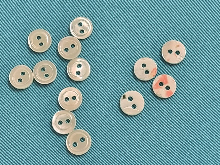 Mini bouton de nacre véritable à 2 trous