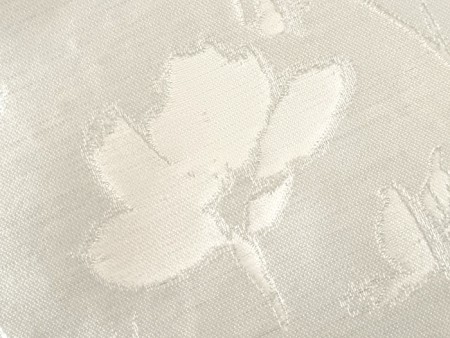 Damassé de fleurs blanc cassé