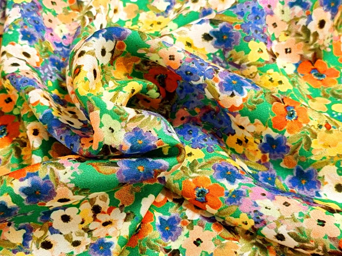 Tissu twill viscose "gazon fleuri"