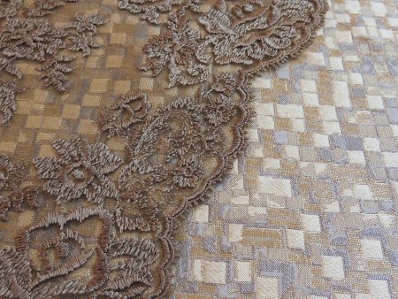 Tissu tulle brodé gris taupé