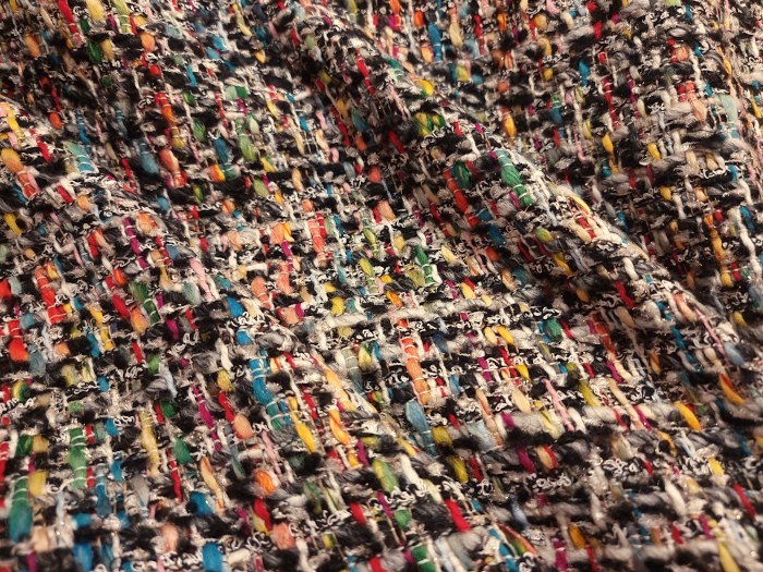 Tissu natté multicolore sur fond noir