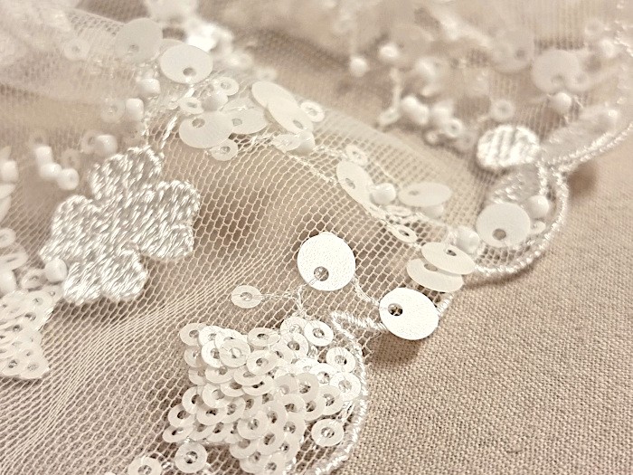Tissu tulle brodé finement