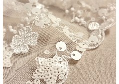 Tissu tulle brodé finement