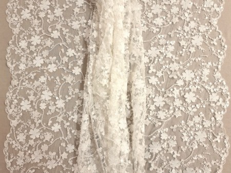 Tissu tulle brodé finement