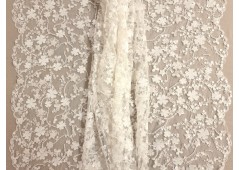 Tissu tulle brodé finement
