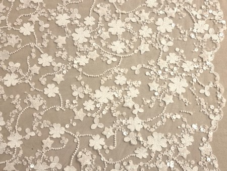 Tissu tulle brodé finement
