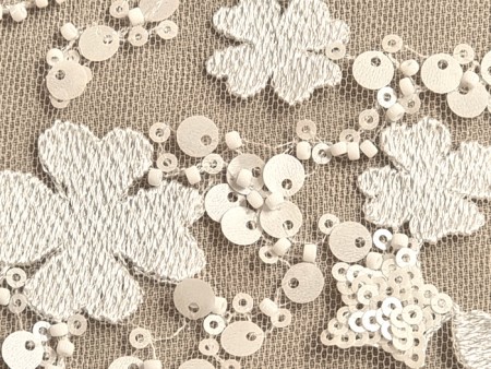 Tissu tulle brodé finement