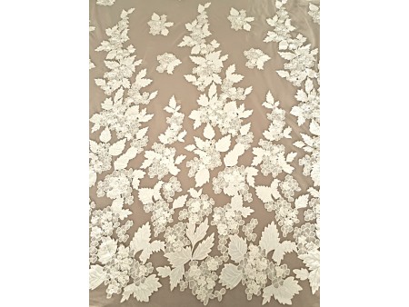 Tissu tulle brodé de guirlandes de fleurs