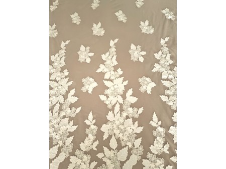 Tissu tulle brodé de guirlandes de fleurs