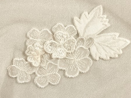 Tissu tulle brodé de guirlandes de fleurs