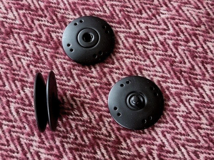 Grand bouton pression noir