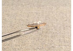 Bouton or et perles gris