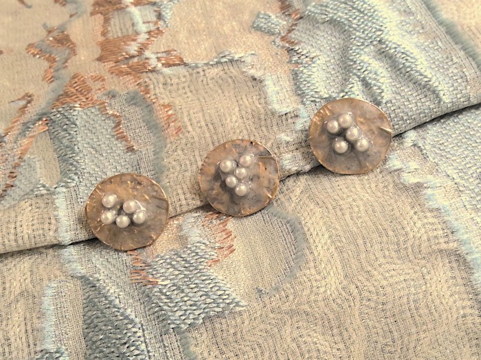 Bouton or et perles gris