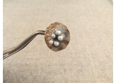 Bouton or et perles gris