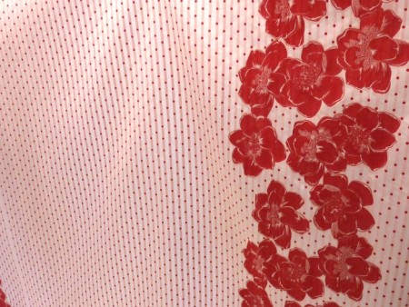 Damassé de soie doupionné avec motifs contrastés rouge et blanc