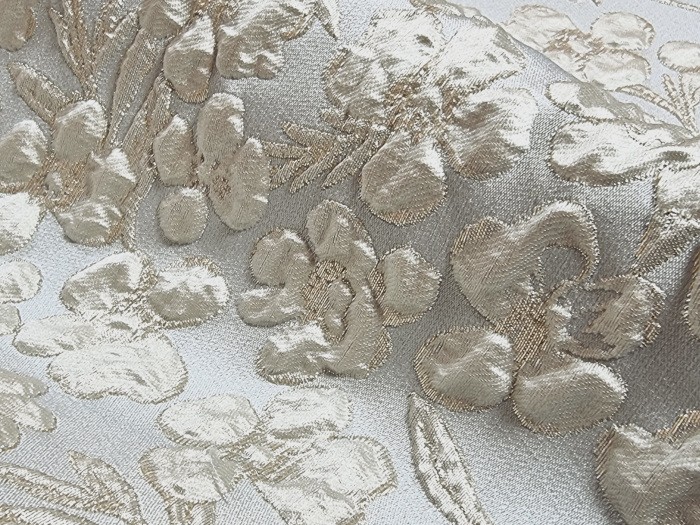 Tissu Haute- Couture brocard aux fleurs perlée