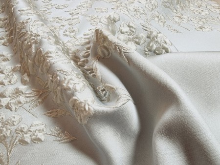 Tissu Haute- Couture brocard aux fleurs perlée