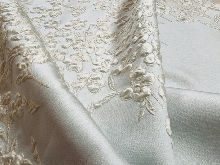 Tissu Haute- Couture brocard aux fleurs perlée