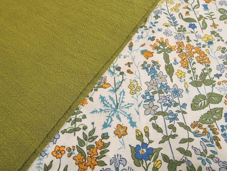 Tissu imprimé fleurs jaunes et bleues