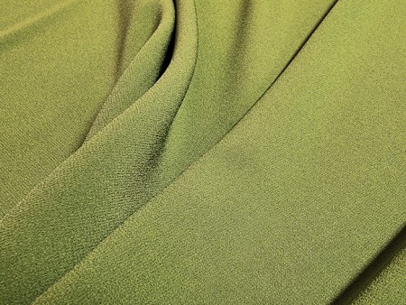 Tissu crêpe satin vert mousse