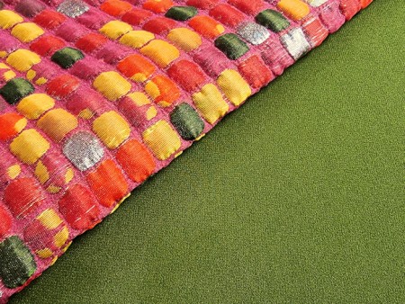 Tissu crêpe satin vert mousse