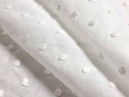 Tissu batiste de coton brodée plumetis