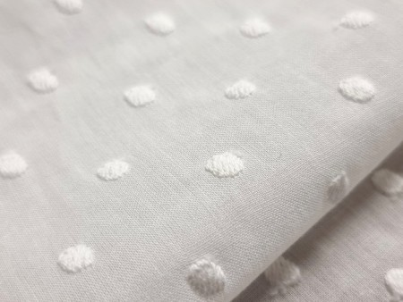 Tissu batiste de coton brodée plumetis
