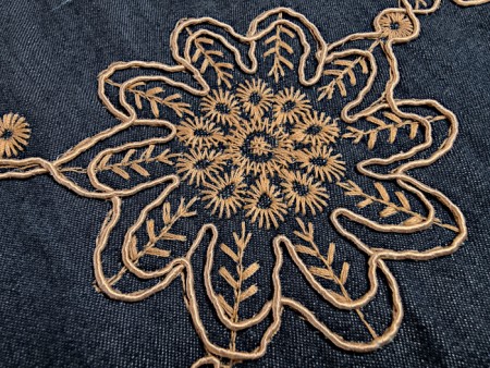 Tissu jean brodé