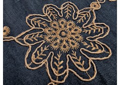 Tissu jean brodé