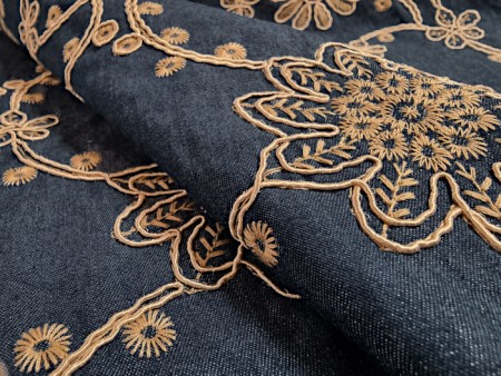 Tissu jean brodé