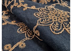 Tissu jean brodé