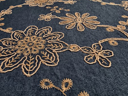 Tissu jean brodé