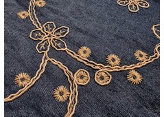 Tissu jean brodé