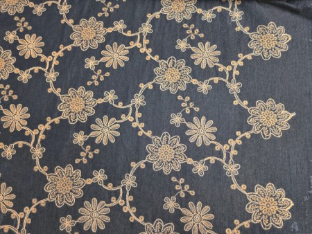 Tissu jean brodé