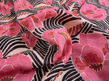 Tissu serge flammée à motifs fleuris stylisés