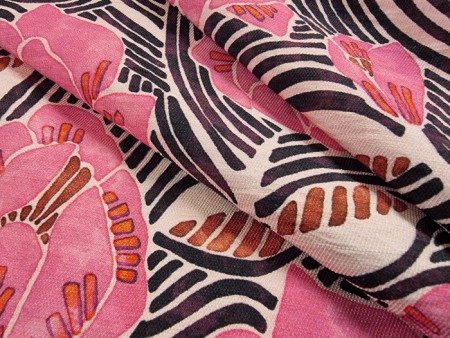 Tissu serge flammée à motifs fleuris stylisés