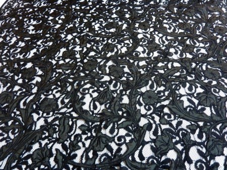 Tissu dentelle noire avec applications de satin