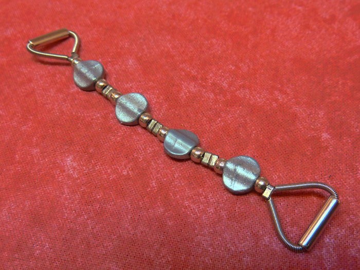 Accessoire de bretelle gris métallique | Les Tissus de Catherine
