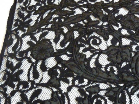 Tissu dentelle noire avec applications de satin