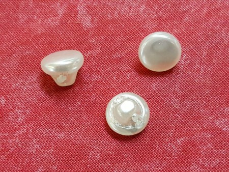Petit bouton nacré plat